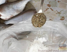 Речная рыба жареная: Добавить итальянские травы, перемешать.