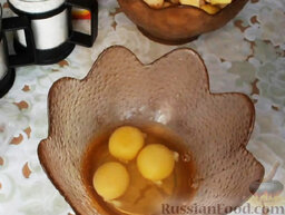 Шарлотка с яблоками: Как приготовить шарлотку с яблоками:    Яйца разбить в мисочку.