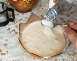 Шарлотка с яблоками: Соду погасить уксусом. Добавить в тесто. Перемешать.