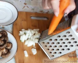 Картошка с грибами: Как приготовить картошку с грибами:    Лук очистить и нарезать маленькими кусочками.  Морковь очистить, вымыть и натереть на крупной терке.