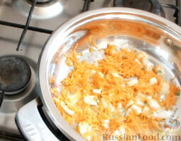 Картошка с грибами: На сковороде разогреть растительное масло. Выложить лук и морковь. Накрыть крышкой и обжарить-протушить.
