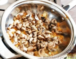 Картошка с грибами: Нарезать грибы ломтиками.  Добавить грибы к луку и моркови. Закрыть крышкой и еще немного прожарить.