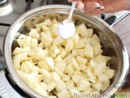 Картошка с грибами: Засыпать картошку к грибам. Не перемешивать! Посолить. Закрыть крышкой и оставить картошку с грибами на 10 минут.