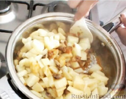 Картошка с грибами: Перемешать, накрыть крышкой. Уменьшить огонь, тушить картошку с грибами еще 10 минут.