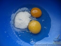 Блины "Ажурные": В другую миску разбить яйца, добавить сахар и соль.