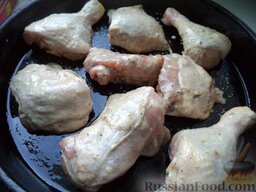 Курица, запеченная в сметане: Включить духовку. Противень смазать растительным маслом. Выложить кусочки курицы.