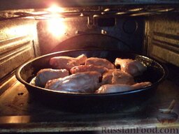 Курица, запеченная в сметане: Поставить противень на среднюю полку в духовку.