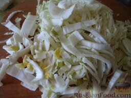 Овощной салат с сыром фетакса: Нарезать листья китайской капусты (или салатные листья) крупной соломкой или квадратиками.
