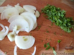 Овощной салат с сыром фетакса: Репчатый лук очистить, помыть и нарезать полукольцами.   Зелень петрушки вымыть и мелко нарезать.