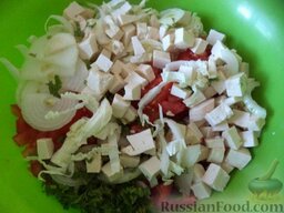 Овощной салат с сыром фетакса: Все ингредиенты выложить в миску.