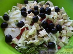 Овощной салат с сыром фетакса: Открыть баночку маслин без косточек, слить жидкость, выложить маслины в миску. Посолить, поперчить салат по вкусу.