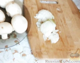 Фаршированные грибы с курицей (в мультиварке): Лук очистить и мелко нарезать.
