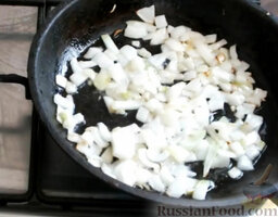 Фаршированные грибы с курицей (в мультиварке): На сковороде нагреть растительное масло. Обжарить лук до золотистого цвета.