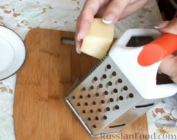 Фаршированные грибы с курицей (в мультиварке): Натереть сыр на мелкой терке.