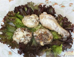 Фаршированные грибы с курицей (в мультиварке): Тарелку украсить листьями салата. Выложить грибы и курицу.   Приятного аппетита!