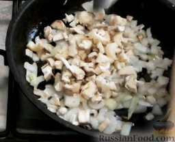 Фаршированные грибы с курицей (в мультиварке): Добавить нарезанные ножки грибов на сковороду к луку.
