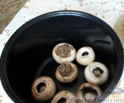 Фаршированные грибы с курицей (в мультиварке): Шляпки шампиньонов нафаршировать получившейся начинкой. Снова выложить в чашу для мультиварки.
