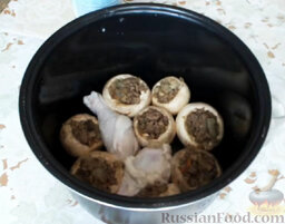 Фаршированные грибы с курицей (в мультиварке): Между грибами в чашу положить куриные ножки.