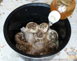 Фаршированные грибы с курицей (в мультиварке): Добавить несколько столовых ложек растительного масла. Поставить в мультиварку на 10 минут при режиме 