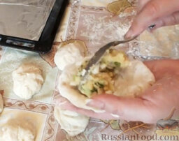 Пирожки с яйцом и рисом: Взять лепешку в руку. Выложить на тесто начинку.