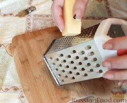 Пирожки с яйцом и рисом: Натереть сыр на мелкой терке.