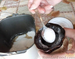 Пирожки с яйцом и рисом: Добавить сахар и соль.