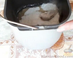 Пирожки с яйцом и рисом: Раскрошить в тесто дрожжи. Поставить тесто в хлебопечку и выбрать режим 