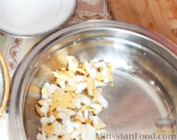 Пирожки с яйцом и рисом: Яйца мелко нарезать.  Мелко нарезать зеленый лук.
