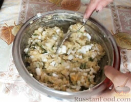 Пирожки с яйцом и рисом: Смешать рис, зеленый лук и яйца. Добавить приправу. Перемешать.