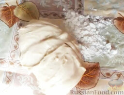 Пирожки с яйцом и рисом: Стол посыпать мукой, выложить тесто.