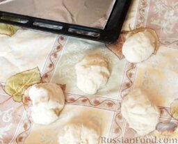 Пирожки с яйцом и рисом: Разделить тесто на небольшие кусочки.