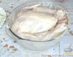 Курица, запеченная под чесночно-горчичным соусом: Промазать курицу соусом со всех сторон. Отложить на час.