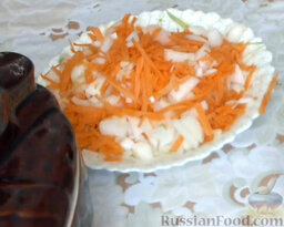 Курица, запеченная под чесночно-горчичным соусом: Лук очистить и мелко нарезать. Смешать с морковкой.