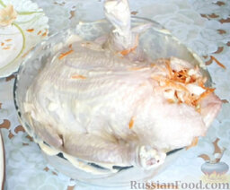 Курица, запеченная под чесночно-горчичным соусом: Внутрь курицы вложить морковь с луком.
