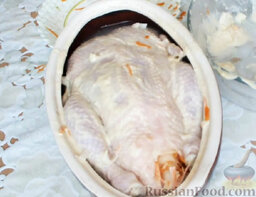 Курица, запеченная под чесночно-горчичным соусом: Уложить курицу в подготовленную посуду. Накрыть крышкой.   Поставить в духовку. Запекать примерно 40-60 минут при температуре 180 градусов.