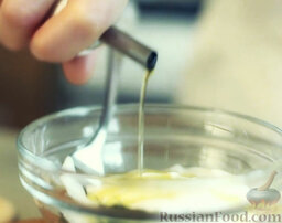 Лосось с укропно-сметанным соусом и каперсами: Добавить оливковое масло. Тщательно перемешать.