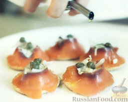 Лосось с укропно-сметанным соусом и каперсами: Украсить каперсами.  Сбрызнуть оливковым маслом.