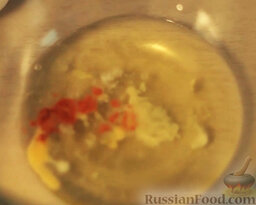 Запеканка из яичных белков, c кальмарами и брокколи: Яичные белки посолить и поперчить.