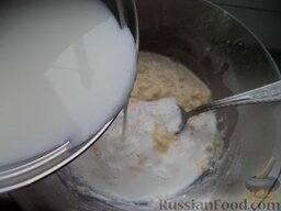 Блинчики тоненькие: Постепенно вливать теплое молоко, перемешивать, получится жидкое тесто.