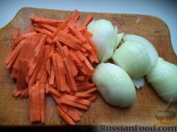 Кролик, тушенный с овощами, в сметане: Лук и морковь очистить, помыть и нарезать соломкой.