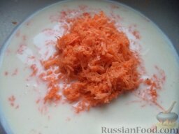 Морковные оладушки "Солнышко": Хорошо перемешать, добавить морковь.