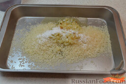 Запеченные куриные ножки с рисом и овощами: Высыпать рис в форму для выпечки, добавить обжаренный лук, соль, перемешать.  Залить водой, разровнять рис равномерно по форме.