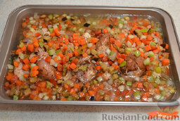 Запеченные куриные ножки с рисом и овощами: Выложить равномерно замороженные овощи. Накрыть фольгой. Запекать в заранее разогретой до 180 градусов духовке приблизительно 1 час 20 мин.