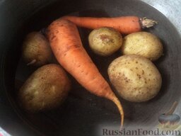 Салат "Вкусная нежность": Картофель и морковь помыть, выложить в кастрюлю, залить холодной водой, поставить на огонь, довести до кипения. Варить на небольшом огне до готовности (20-25 минут). Воду слить, овощи охладить.