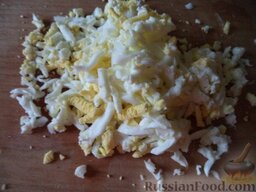 Салат "Вкусная нежность": Яйца очистить, отложить отдельно 2 желтка. Яйца натереть на терке.