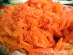 Салат "Вкусная нежность": Морковь очистить, натереть на крупной терке.