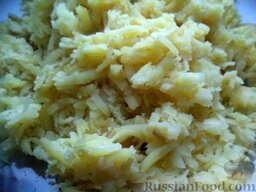Салат "Вкусная нежность": Картофель очистить, натереть на крупной терке.