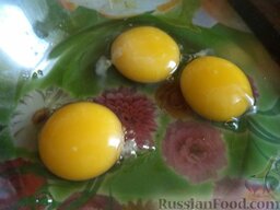 Отбивные из куриного филе в кляре: Сделать кляр. Для этого в миску вбить яйца.