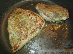 Ростбиф по-английски: Обжарить мясо со всех сторон на хорошо разогретой сковороде с маслом