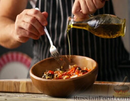 Пита с запеченными овощами: Запеченные овощи мелко нарезать.  Заправить оливковым маслом.